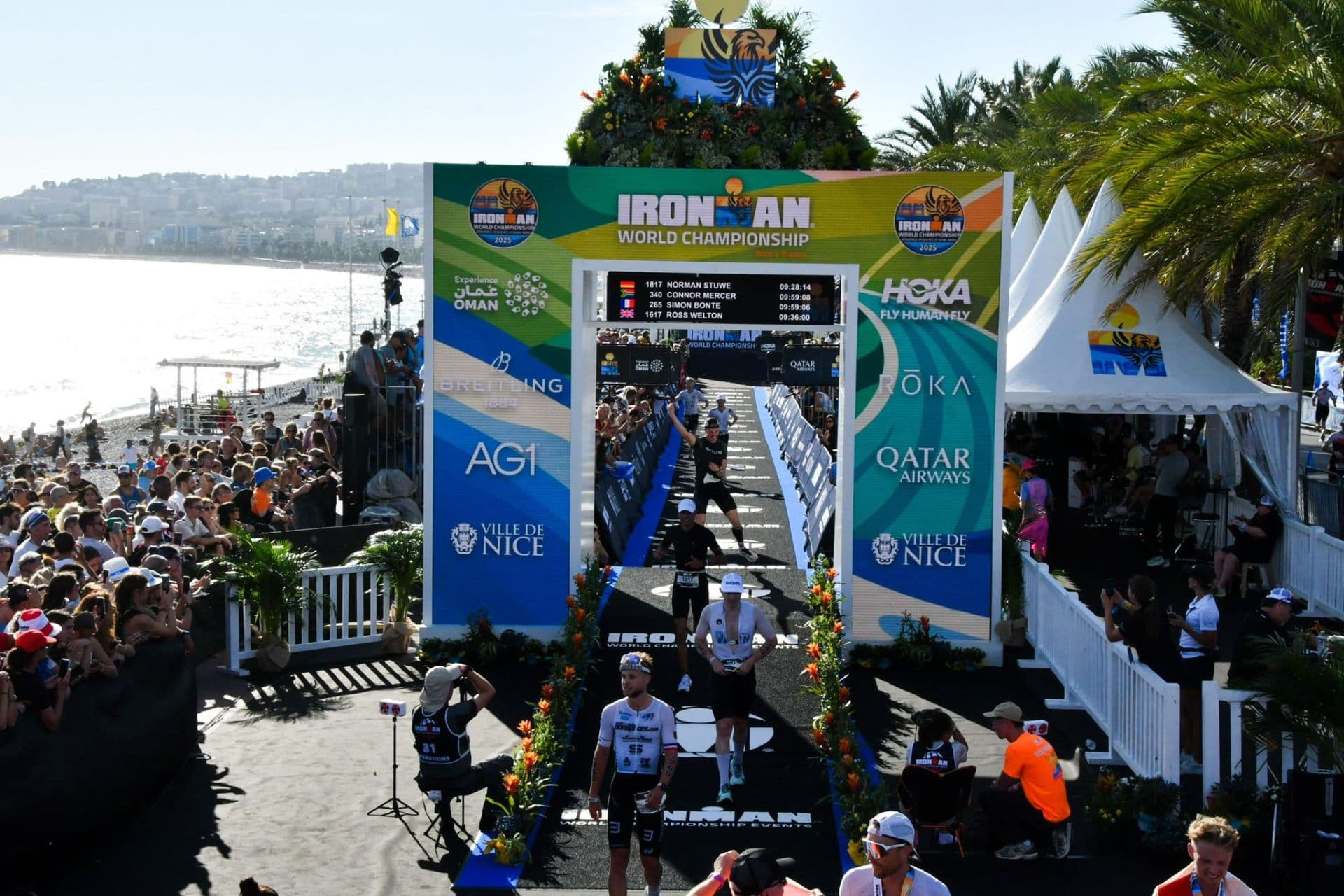 Gaëtan Aerts komt uit het water tijdens een triatlon